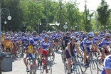Im gro�en Feld rollen die Teilnehmer/innen zum Start 