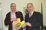 Freude bei der Buch�bergabe: Norbert Daubner (l.) und Harald Denecken 