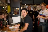 Sabine Spitz schreibt Autogramme