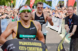 Daniel Unger, Triathlon-Weltmeister 2007, und das Hansgrohe Team wollen beim Bundesliga-Finale in Offenburg so richtig Gas geben und � wie hier beim diesj�hrigen Paderborner City-Triathlon � als Sieger durchs Ziel laufen.