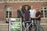 SYMBOLISCHE �BERGABE VOR DEM RATHAUS: B�rgermeister Michael Obert, Christian Wolf, Fahrradh�ndler Matthias Janiak von Rad und Tat sowie Friedrich Schmidt von der AOK Mittlerer Oberrhein (von links nach rechts). Foto: Peter Bastian