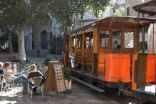 Die Bahn und der sch�ne Platz in Soller 